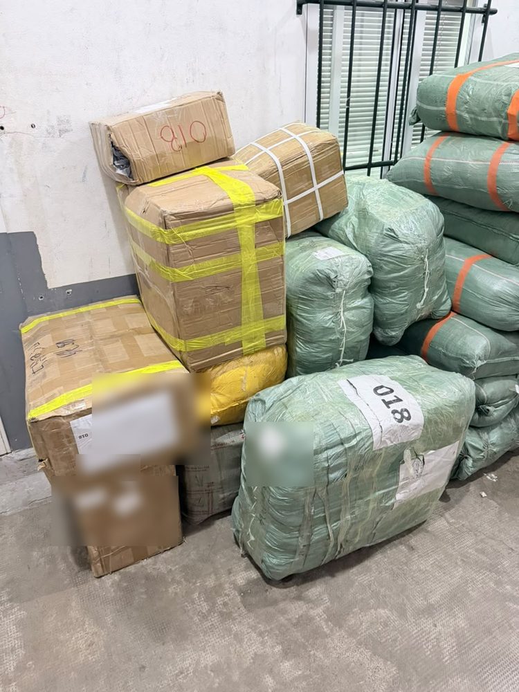 Bultos y cajas de importaciones recién llegadas al depósito en Argentina, listas para retirar