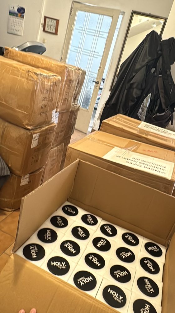 Caja abierta con producto de marca propia de un cliente, recién llegado de China